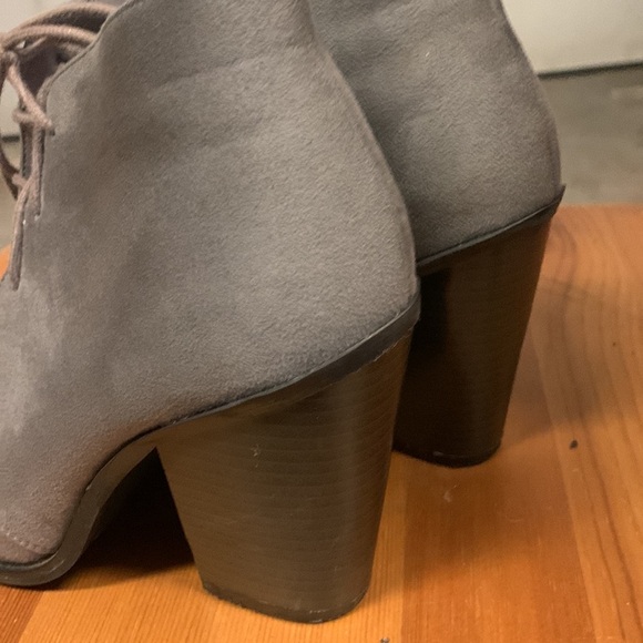 Call it Spring Ankle Lace Up Ankle Booties Stacked heel, grey faux suede Size 7 - Picture 8 of 16